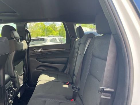 Used 2018 Jeep Grand Cherokee Laredo AWD/4WD image 19