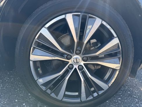 Certified 2022 Volvo XC60 B5 Momentum w/ Climate Package image 15