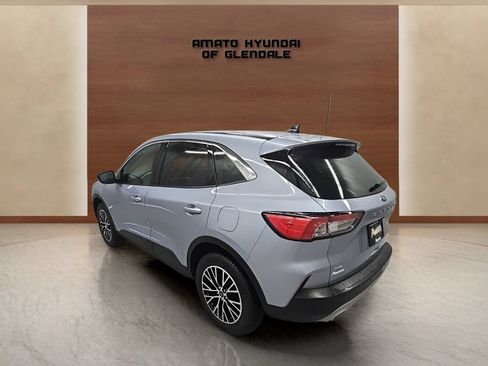 Used 2022 Ford Escape SE w/ Cold Weather Package FWD image 4