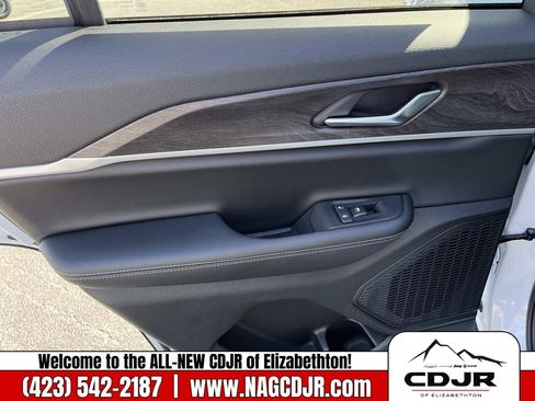 New 2025 Jeep Grand Cherokee Limited w/ Black Appearance Package image 16