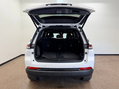 Used 2023 Jeep Grand Cherokee Altitude AWD/4WD image 4
