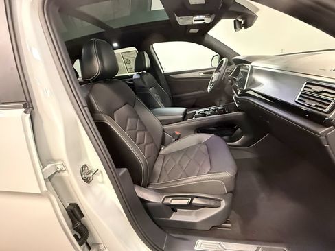 Used 2024 Volkswagen Atlas Cross Sport SE w/ Panoramic Sunroof Package AWD/4WD image 13