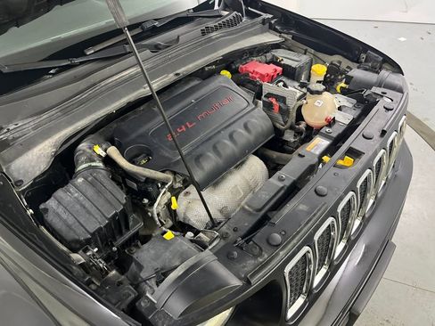 Used 2019 Jeep Renegade Latitude w/ Cold Weather Group image 11