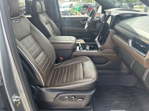 Used 2025 GMC Yukon Denali Ultimate AWD/4WD image 29