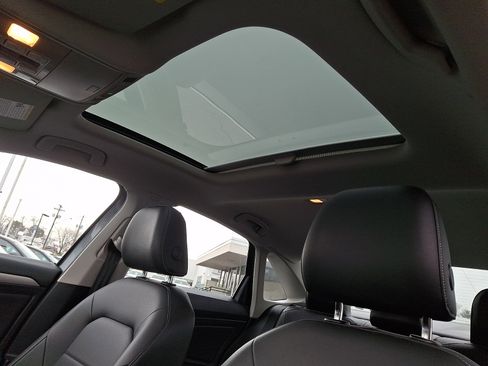 Used 2021 Volkswagen Jetta SE w/ SE Cold Weather Package image 14