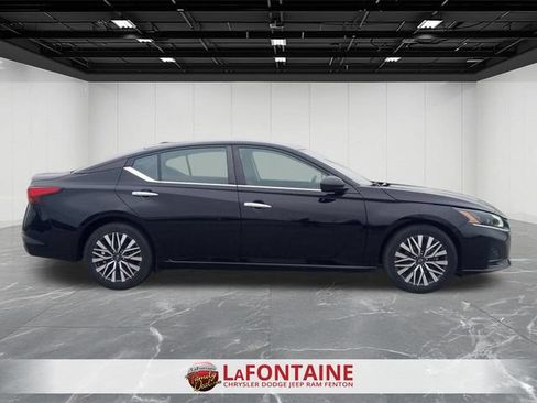 Used 2024 Nissan Altima 2.5 SV FWD image 6