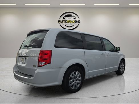Used 2018 Dodge Grand Caravan SE w/ UConnect Hands-Free Group image 7