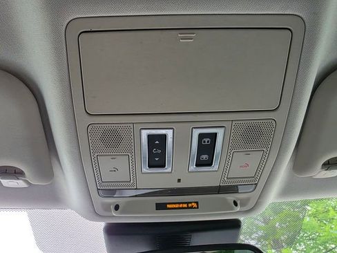 Used 2017 Jaguar F-PACE Premium image 28