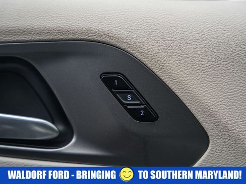 Used 2024 Chrysler Pacifica Touring-L image 42