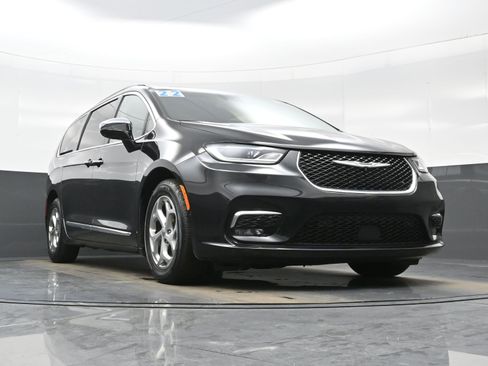 Used 2022 Chrysler Pacifica Limited FWD image 35