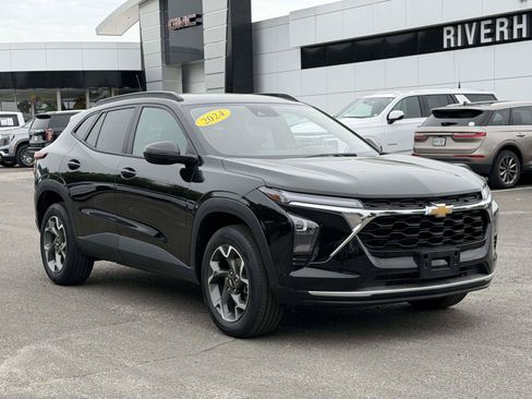 Used 2024 Chevrolet Trax LT w/ Driver Confidence Package FWD image 3