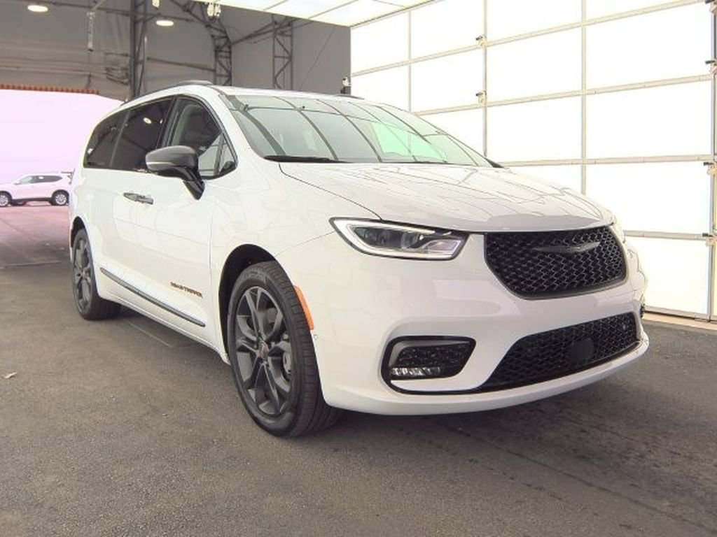 Used 2024 Chrysler Pacifica Touring-L w/ Uconnect Theater Family Group AWD/4WD image 2
