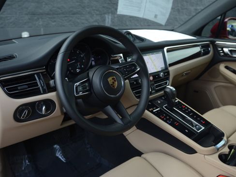 Certified 2025 Porsche Macan image 16