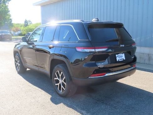 Used 2023 Jeep Grand Cherokee Limited w/ Trailer Tow Prep Group (B) AWD/4WD image 11