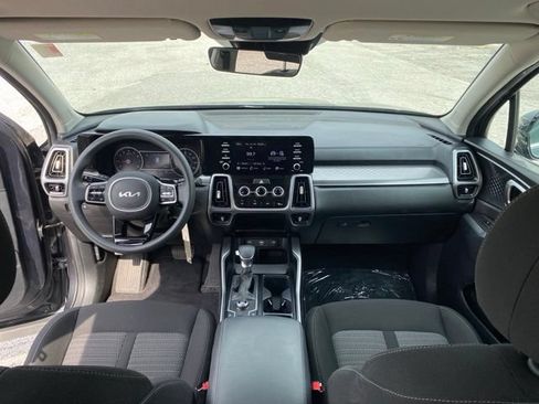 Used 2023 Kia Sorento LX FWD image 9