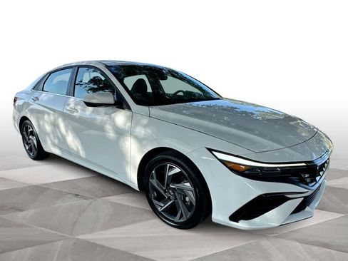 Used 2025 Hyundai Elantra SEL image 2