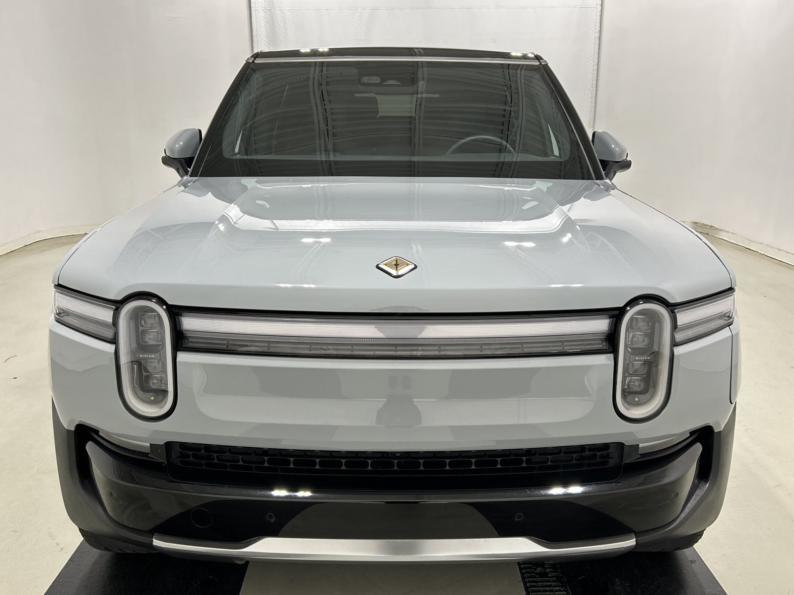 Used 2025 Rivian R1S Adventure Dual AWD/4WD image 8