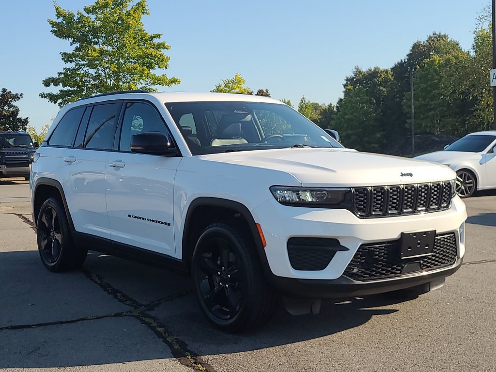 Used 2023 Jeep Grand Cherokee Altitude AWD/4WD image 7