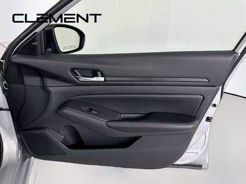 Used 2024 Nissan Altima 2.5 SV FWD image 33