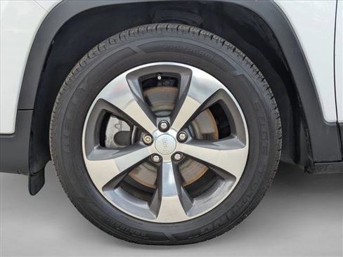 Used 2019 Jeep Cherokee Limited FWD image 22