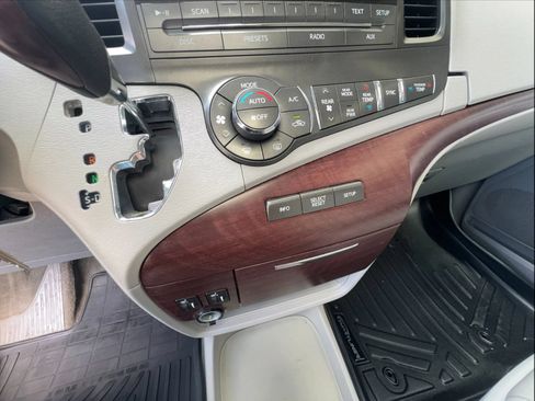 Used 2014 Toyota Sienna XLE FWD image 25