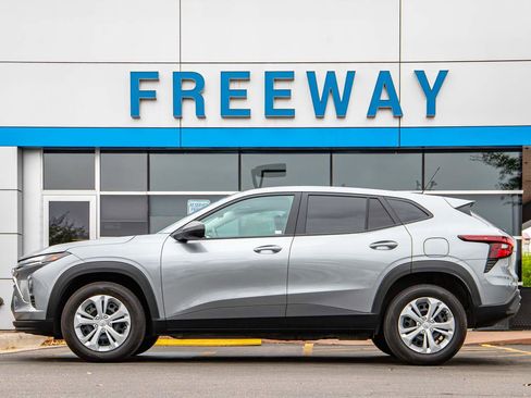 Used 2025 Chevrolet Trax LS FWD image 2
