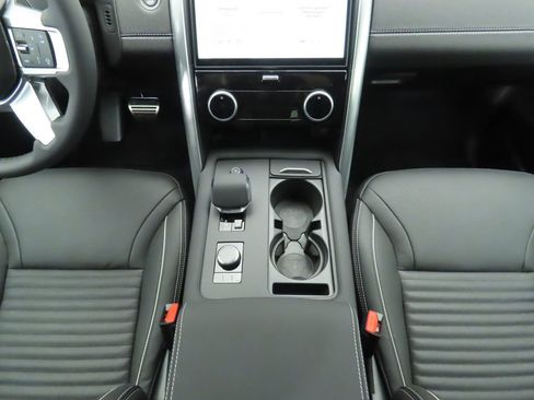 Used 2024 Land Rover Discovery Dynamic SE image 16