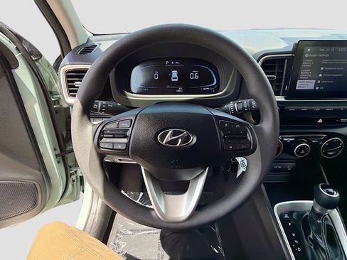 Certified 2025 Hyundai Venue SE FWD image 9