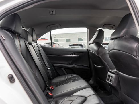 Used 2018 Toyota Camry XLE FWD image 13