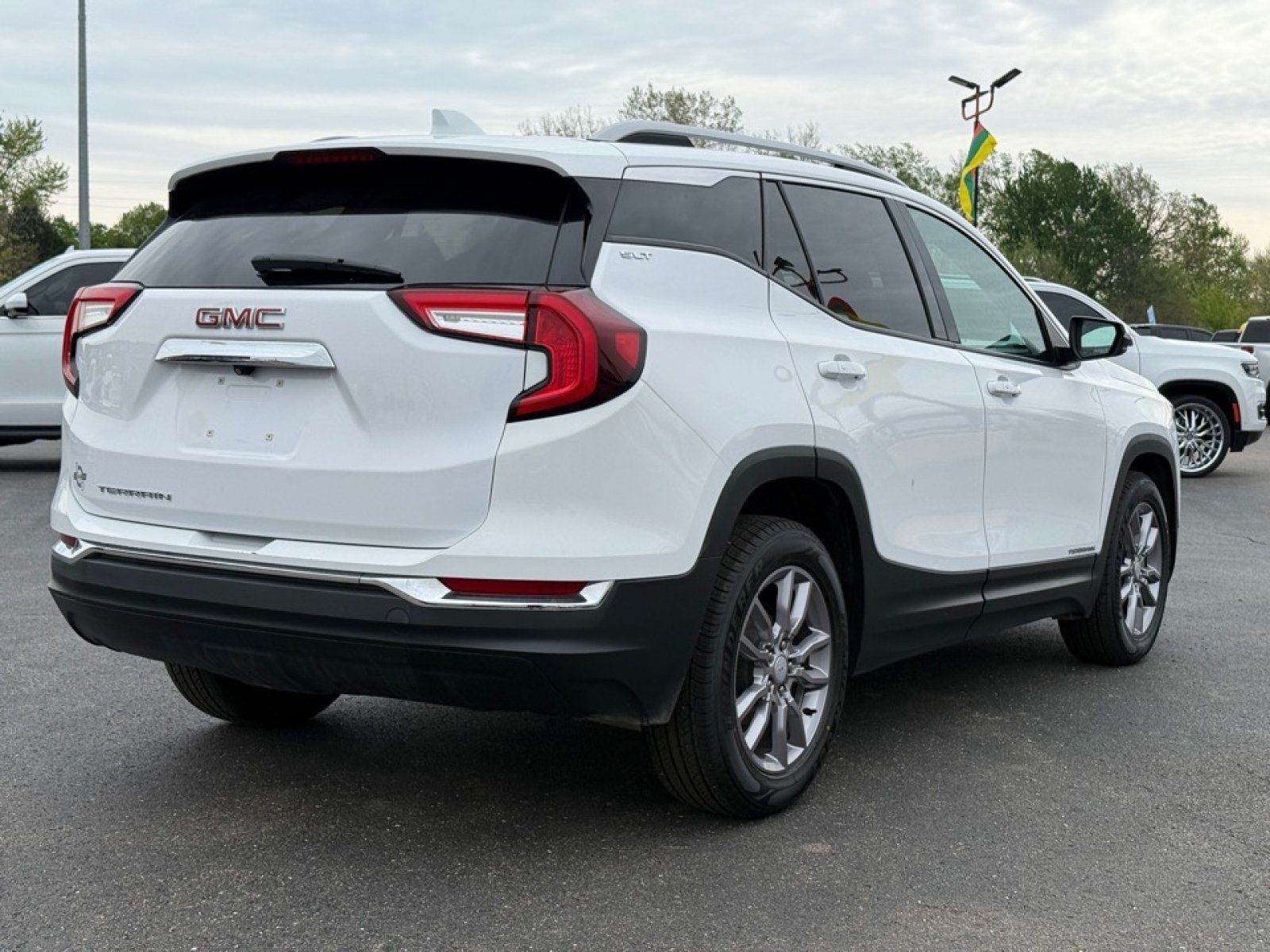 Used 2022 GMC Terrain SLT FWD image 8