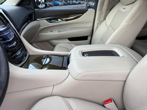 Used 2020 Cadillac Escalade Premium Luxury AWD/4WD image 23