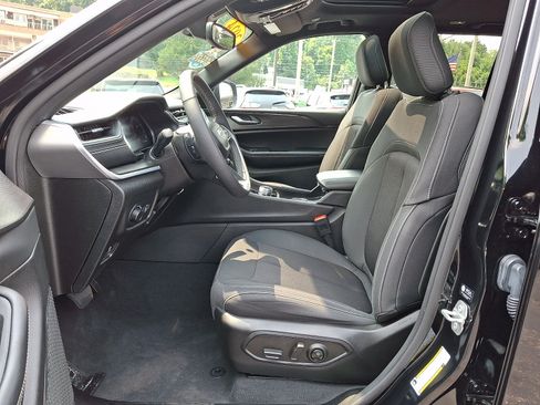 Certified 2024 Jeep Grand Cherokee Laredo X w/ Luxury Tech Group I AWD/4WD image 15