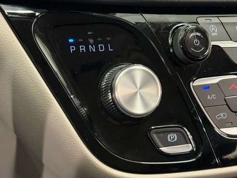 Used 2024 Chrysler Pacifica Touring-L FWD image 16
