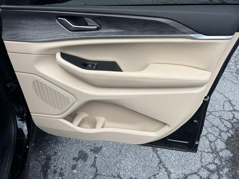 Used 2025 Jeep Grand Cherokee Limited w/ Luxury Tech Group II image 14