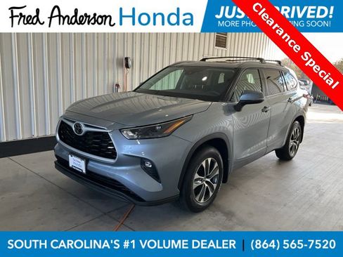 Used 2022 Toyota Highlander XLE image 1