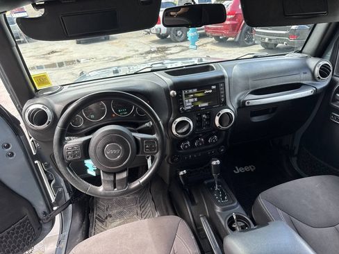 Used 2015 Jeep Wrangler Unlimited Sahara w/ Dual Top Group AWD/4WD image 9