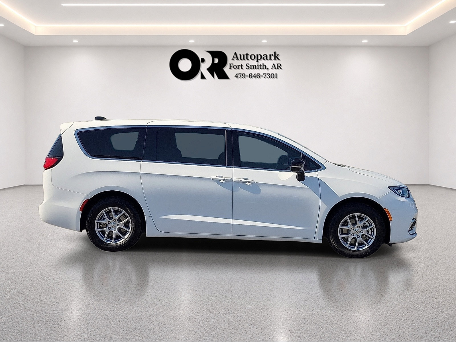 Used 2025 Chrysler Pacifica Select FWD image 6