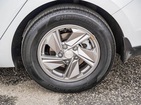 Certified 2025 Hyundai Elantra SE image 7