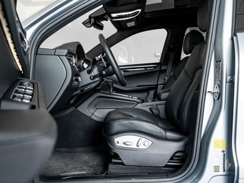 Certified 2026 Porsche Macan AWD/4WD image 5