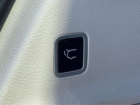 Used 2017 Chrysler Pacifica Touring-L image 41