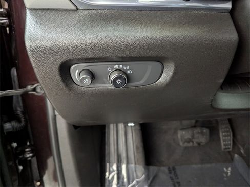 Used 2022 Chevrolet Traverse LT image 29