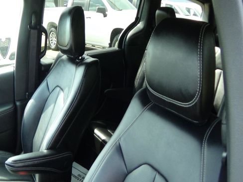 Used 2025 Chrysler Pacifica Select FWD image 18