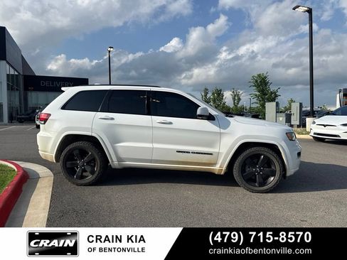 Used 2018 Jeep Grand Cherokee Altitude AWD/4WD image 2