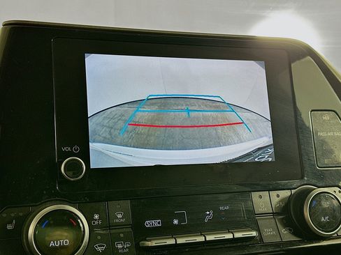 Used 2023 Toyota Highlander XLE image 22