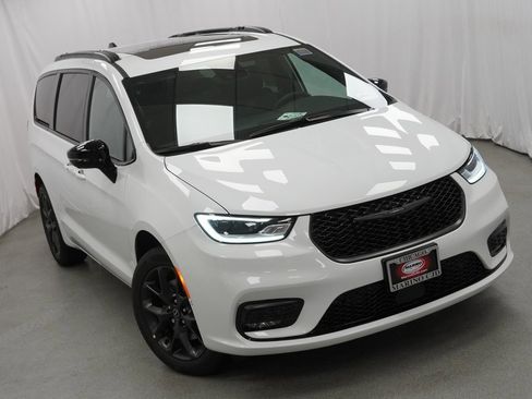 New 2026 Chrysler Pacifica Limited w/ S Appearance Package image 8