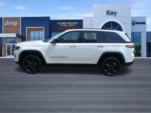 Certified 2023 Jeep Grand Cherokee Altitude AWD/4WD image 2