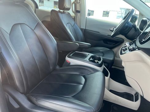 Used 2024 Chrysler Pacifica Touring-L image 29