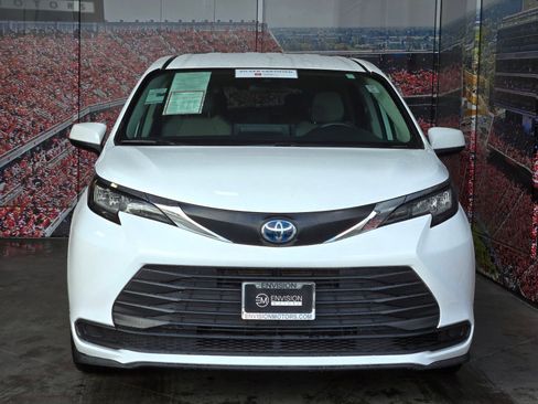 Certified 2023 Toyota Sienna LE FWD image 3