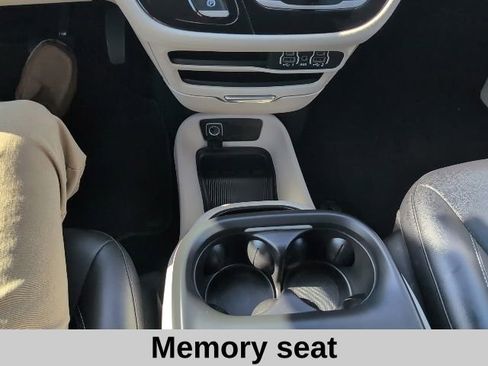 Used 2024 Chrysler Pacifica Touring-L FWD image 6