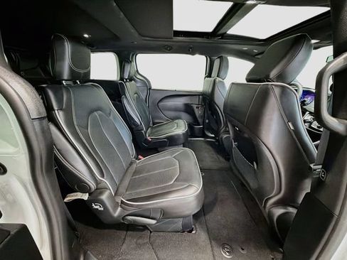 Used 2025 Chrysler Pacifica Limited FWD image 25